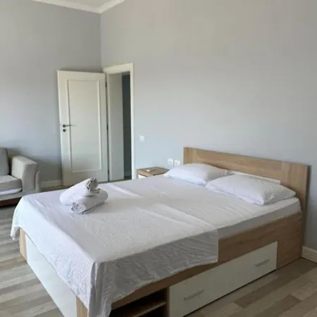 Kino Apartment تيرانا
